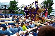 これでお別れと激しい神輿揉み。'10.04.12.